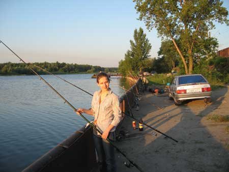 121girls fishing.